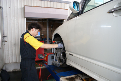 4輪アライメント作業風景