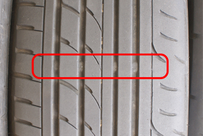 半分ぐらい減ったタイヤのスリップサイン