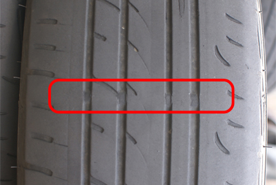 スリップサインが見えているタイヤ